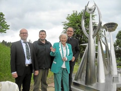 Die Plastik "Philosophie" symbolisiert die Vielfältigkeit der Formen, die vielen Möglichkeiten des Seins und des Lebens.