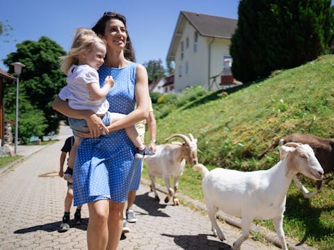 Familienspaziergang mit den Ziegen