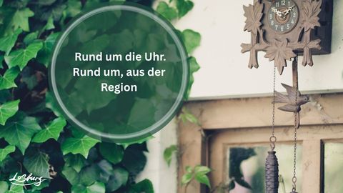 Kuckusuhr an Außenfasade mit Efeu