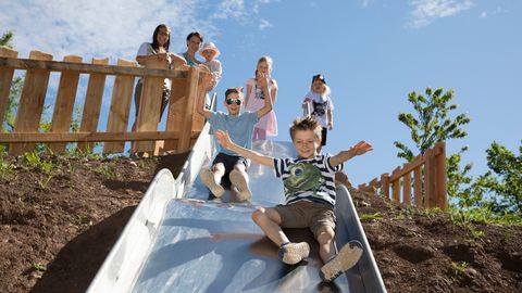 Kinder auf dem Spielplatz