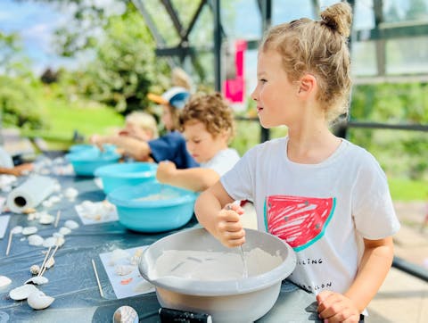 Kinder beim basteln im Infopavillon
