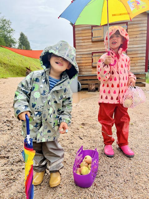 Kids haben auch im Regen die beste Zeitq