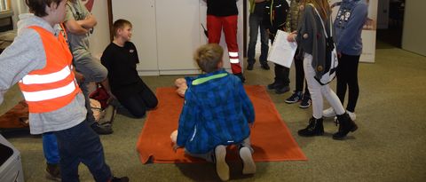 Kinder zu Besuch beim Schulsanitäter